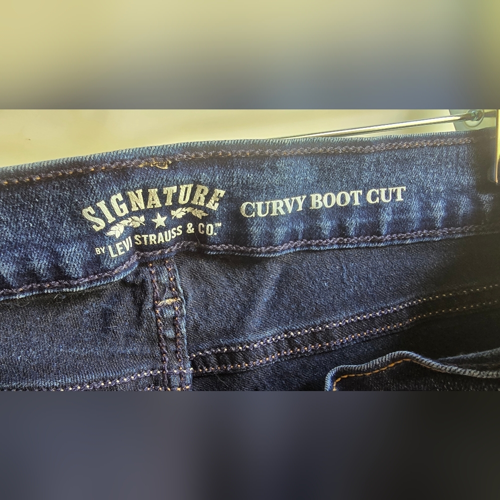 Levi's Women's Blue Jeans - Picture 2 of 3